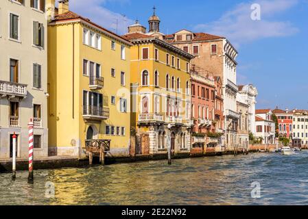 Canale colorato - la luminosa luce del pomeriggio splende su colorati edifici storici sul lato del Canal Grande. Venezia, Italia. Foto Stock