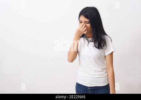 Ritratto di donna malata stressata con mal di testa; donna malata soffre di vertigini, vertigini, emicrania, hangover, concetto di assistenza sanitaria; giovane adulto asiatico w Foto Stock