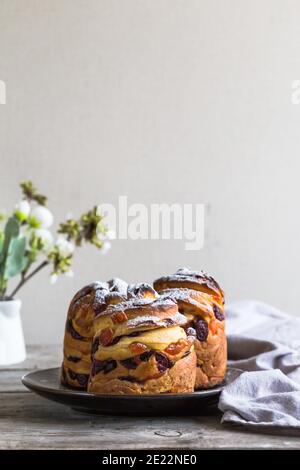 Panetone kulich craffin su sfondo di legno. Pane pasquale kozunak. Concetto di spazio di copia. Foto Stock