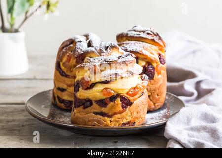 Panetone kulich craffin su sfondo di legno. Pane pasquale kozunak. Concetto di spazio di copia. Foto Stock