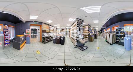 Visualizzazione panoramica a 360 gradi di MINSK, BIELORUSSIA - MAGGIO, 2019: Panorama hdri completamente sferico senza cuciture angolo di 360 gradi all'interno dello showroom del negozio di idraulica d'elite e della famiglia g