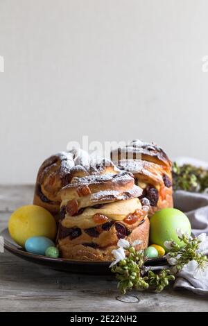 Panetone kulich craffin su sfondo di legno. Pane pasquale kozunak. Concetto di spazio di copia. Foto Stock