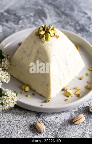 Paskha e kulich con pistacchi. Tradizionale russo ortodosso Quark di Pasqua Dessert caglid. Pasqua cibo sfondo. Torta di formaggio cottage tradizionale Foto Stock