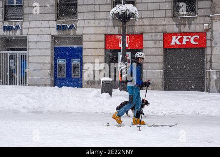Spagna, Madrid; 9 gennaio 2021: Tempesta di neve "Filomena" nel centro di Madrid a la Puerta del Sol, persone che sciano vicino al ristorante KFC Foto Stock