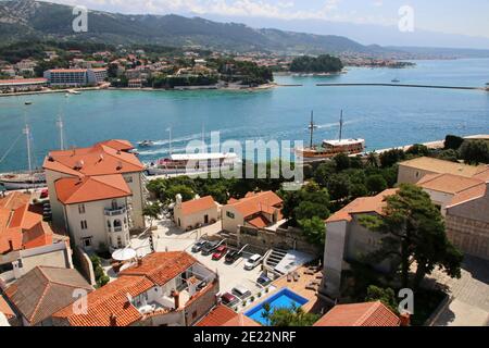 Vista sui tetti in piastrelle di terracotta della città alta nella città di Rab, Isola di Rab Croazia. Foto Stock