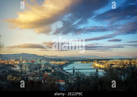 Tramonto su Budapest visto dal Castello di Buda Foto Stock