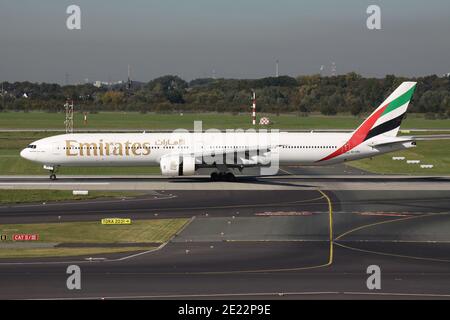 Emirates Boeing 777-300 con registrazione A6-EMU è appena atterrato sulla pista 23L dell'aeroporto di Dusseldorf. Foto Stock