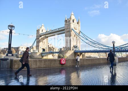 Persone che camminano oltre il Tower Bridge a Londra, vista diurna. Foto Stock