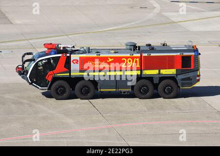 Rosenbauer Panther aeroporto di salvataggio e vigili del fuoco veicolo presso l'aeroporto di Dusseldorf. Foto Stock