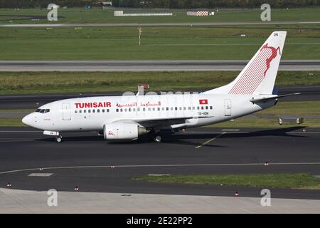 Tunisair Boeing 737-600 con registrazione TS-ION sulla Taxiway all'aeroporto di Dusseldorf. Foto Stock