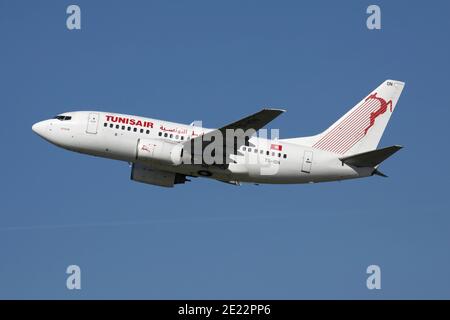 Tunisair Boeing 737-600 con registrazione TS-ION appena in aereo all'aeroporto di Dusseldorf. Foto Stock