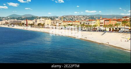 Bella spiaggia di ciottoli sulla costa azzurra. Foto Stock