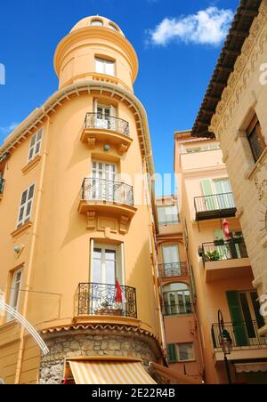 Architettura pittoresca in una strada di Monaco. Foto Stock