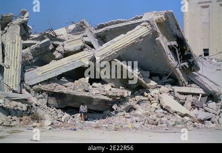 18 settembre 1993 i bambini giocano nelle macerie di un edificio demolito in Piazza dei Martiri, a Beirut. Foto Stock