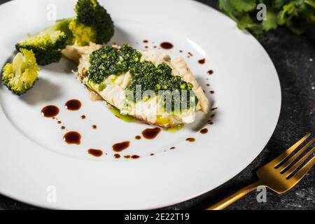 Filetto di ippoglosso preparato ricco di sano omega grasso beeing servito in piastra bianca Foto Stock