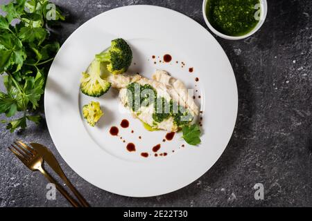 Filetto di ippoglosso preparato ricco di sano omega grasso beeing servito in piastra bianca Foto Stock