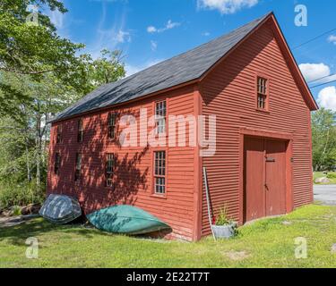 Un vecchio fienile rosso sul comune di Harrisville, New Hampshire Foto Stock