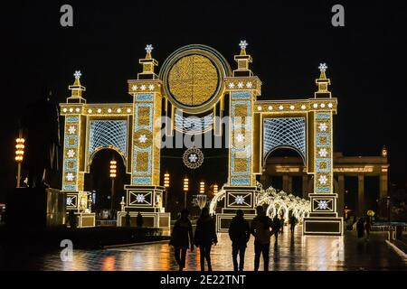 Mosca, Russia - 29 novembre 2020: Belle installazioni natalizie nel parco VDNKH Foto Stock