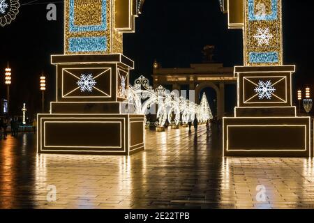 Mosca, Russia - 29 novembre 2020: Belle installazioni natalizie nel parco VDNKH Foto Stock