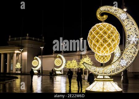 Mosca, Russia - 29 novembre 2020: Decorazioni natalizie nel parco VDNKH, foto serale Foto Stock