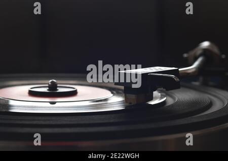 Primo piano del giradischi su un disco in vinile. Giradischi che riproduce dischi in vinile Foto Stock