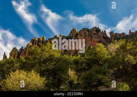 Le suggestive montagne Chiricahua si vedevano dal Canyon di Cave Creek nella Coronado National Forest, Arizona, USA Foto Stock