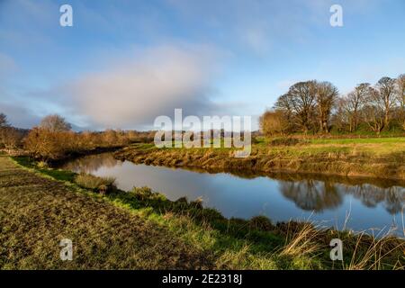 Lungo il fiume Ouse in Sussex su un inverni soleggiati giorno Foto Stock