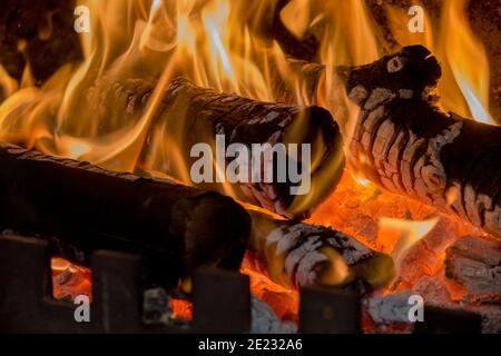 Giallo e arancione fuoco di fuoco, riscaldando lo sfondo nero. Foto Stock