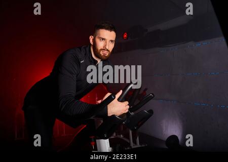 Uomo bully ragazzo con mazza da baseball. Forte e sicuro. Autodifesa.  Attrezzature sportive. Sportivo forte sembra minaccioso con pipistrello.  Aggressione Foto stock - Alamy