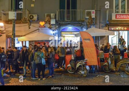 Caffè dell'epoca, Via Santa Maria di Costantinopoli, Piazza Vincenzo Bellini, Neapel, Italien Foto Stock