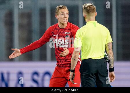 DEN BOSCH, PAESI BASSI - GENNAIO 11: Arbitro Nick Smit shwing carta gialla a Joey Jacobs di Jong AZ durante la partita olandese di Keukenkampioendivision Foto Stock