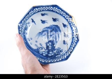 Antica ciotola giapponese Kintsugi blu e bianco Foto Stock