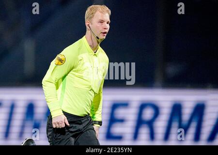 DEN BOSCH, PAESI BASSI - GENNAIO 11: (L-R): Assistente di riferimento Danny Kempinga durante la partita olandese di KeukenkampioenDivision tra FC Den Bosch e AZ Foto Stock