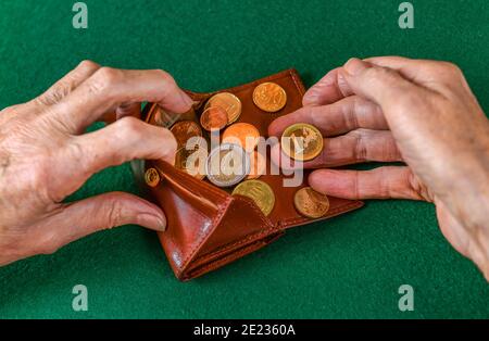 Symbolfoto, rente, Seniorin, Haende, Geld, Portemonnaie Foto Stock