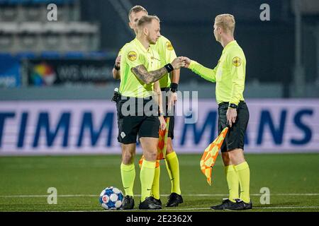 DEN BOSCH, PAESI BASSI - GENNAIO 11: (L-R): Arbitro Nick Smit, Assistente Referente Danny Kempinga durante la partita olandese di Keukenkampioendivision Foto Stock