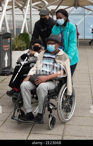 11 gennaio 2021. Londra, Regno Unito. Gli anziani lasciano l'ospedale Excel Centre Nightingale dopo aver ricevuto un'ingiuda di vaccinazione Covid-19. L'hub è uno dei pochi hub in tutto il Regno Unito per la somministrazione di vaccini di massa. Foto di Ray Tang Foto Stock