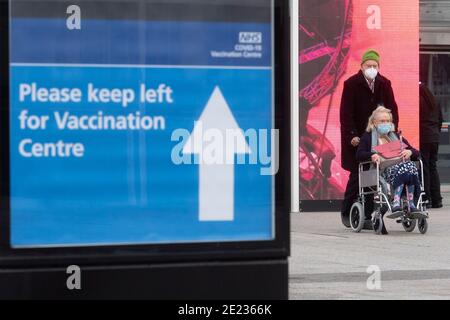 11 gennaio 2021. Londra, Regno Unito. Gli anziani lasciano l'ospedale Excel Centre Nightingale dopo aver ricevuto un'ingiuda di vaccinazione Covid-19. L'hub è uno dei pochi hub in tutto il Regno Unito per la somministrazione di vaccini di massa. Foto di Ray Tang Foto Stock