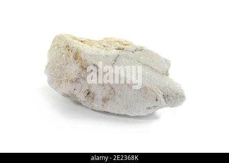 Un pezzo di marmo bianco di Thasos. Riprese macro di esemplari di roccia metamorfica - pietra di marmo bianco isolata su sfondo bianco. Foto Stock