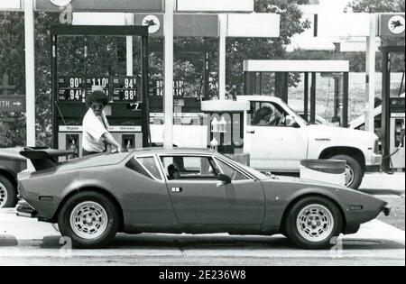 Riempimento di un'auto sportiva presso una stazione Mobil in la fine degli anni ottanta Foto Stock