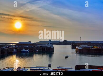 Immagine di St Helier Harbour Pierheads al tramonto con il Castello di Elizabeth e la Baia di St Aubins. Ci Jersey Foto Stock