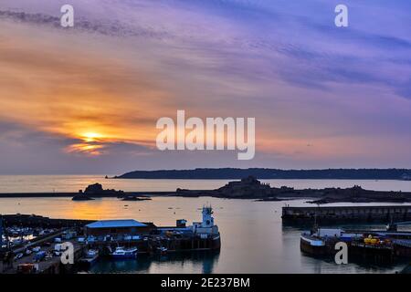 Immagine di St Helier Harbour Pierheads al tramonto con il Castello di Elizabeth e la Baia di St Aubins. Ci Jersey Foto Stock