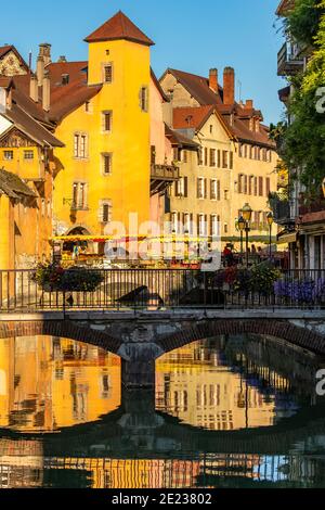 Annecy in Francia, case tipiche nel centro storico, sul fiume Foto Stock