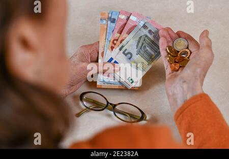 Symbolfoto, rente, Seniorin, Haende, Geld Foto Stock