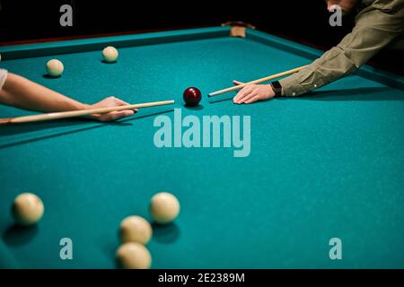 uomini che giocano a biliardo o che si preparano a sparare palline da biliardo, primo piano Foto Stock