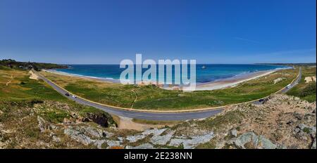 Vista panoramica di St Ouens Bay con la Five Mile Road, parte delle dune di sabbia, la spiaggia con le onde e il cielo blu soleggiato. Jersey, Isole del canale, regno unito Foto Stock