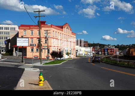 Idrante antincendio giallo e Deal Building, Henderson Avenue, Cumberland, Maryland, Stati Uniti Foto Stock