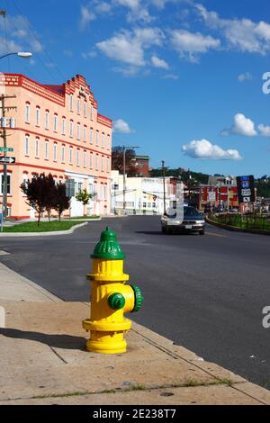 Idrante antincendio giallo e Deal Building, Henderson Avenue, Cumberland, Maryland, Stati Uniti Foto Stock