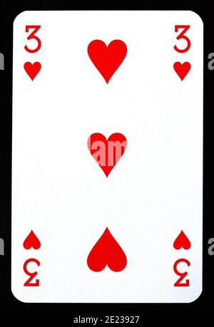 Tre dei cuori carta da gioco isolato su nero. Foto Stock