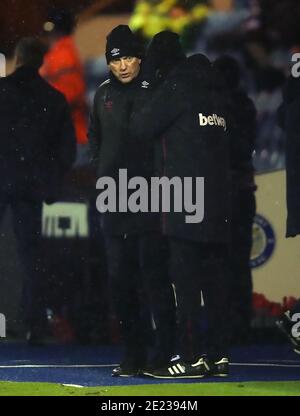 Il manager di West Ham United David Moyes (a sinistra) è sulla linea di contatto durante la terza partita della fa Cup di Emirates a Edgeley Park, Stockport. Foto Stock