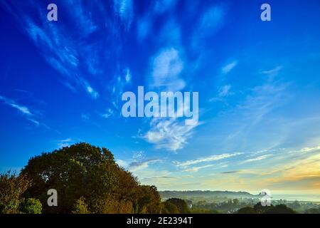 Immagine della baia di Grouville con il castello di Gorey sullo sfondo con un mare liscio all'alba. Isole del canale di Jersey Foto Stock